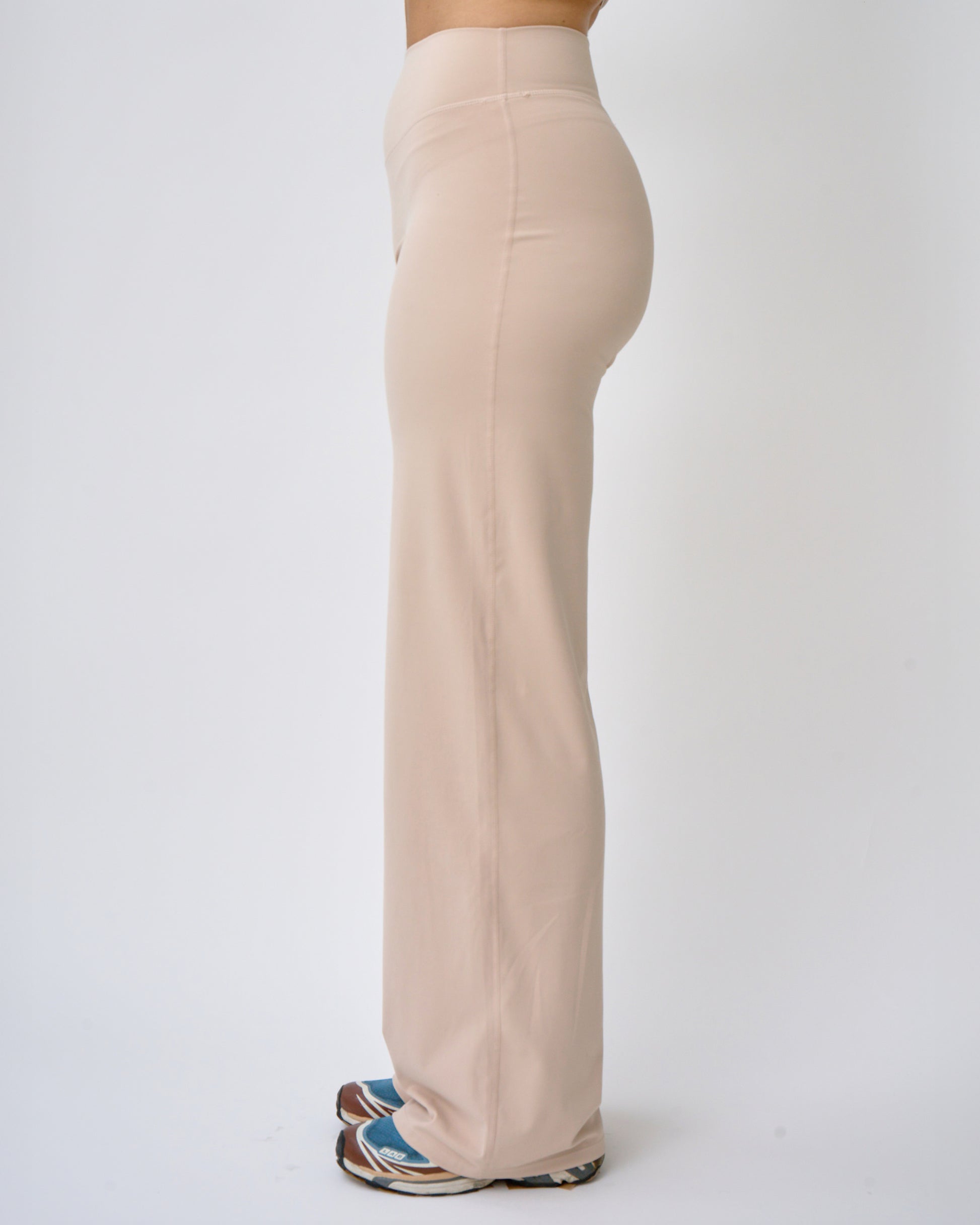 beige_pants