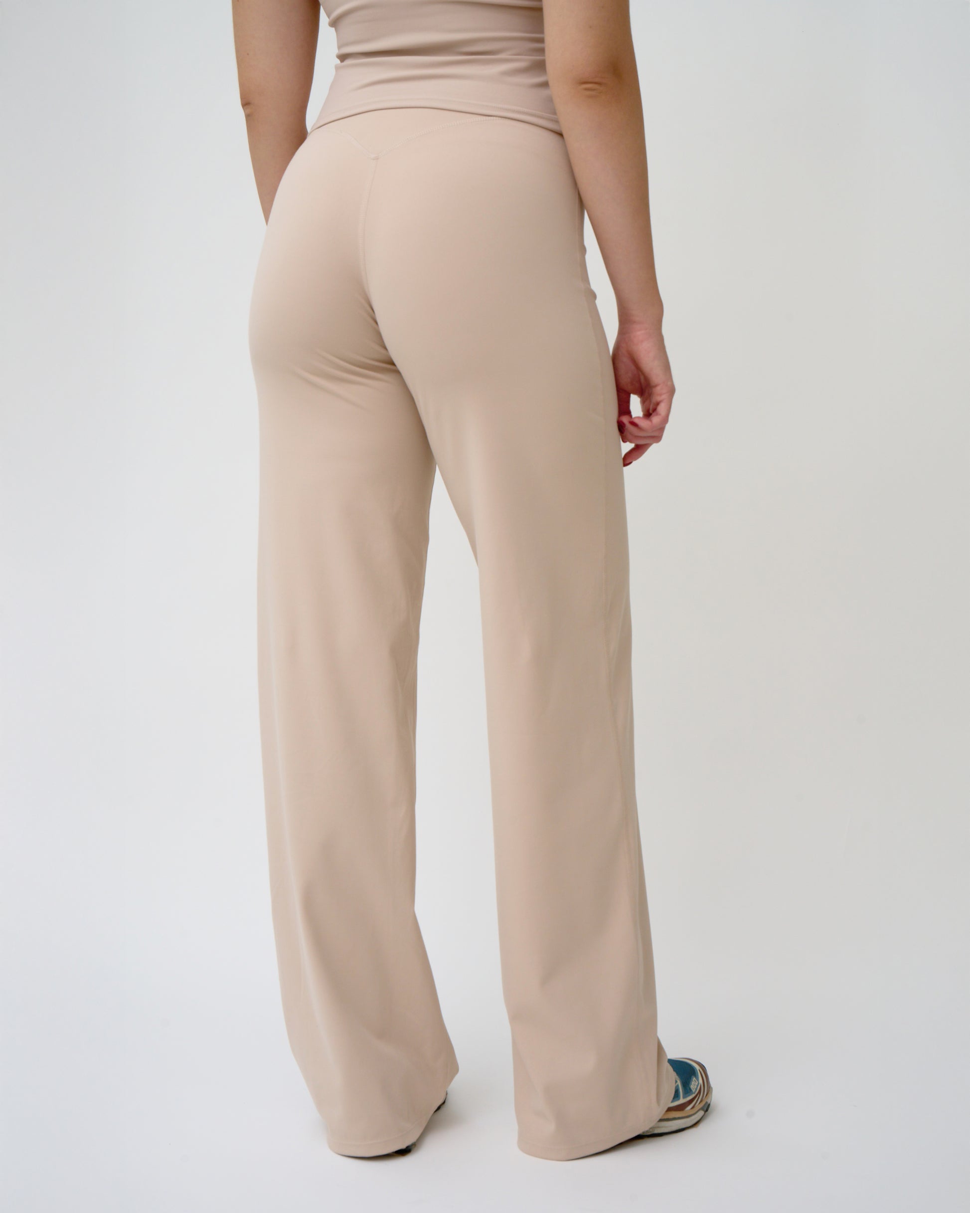 beige_pants