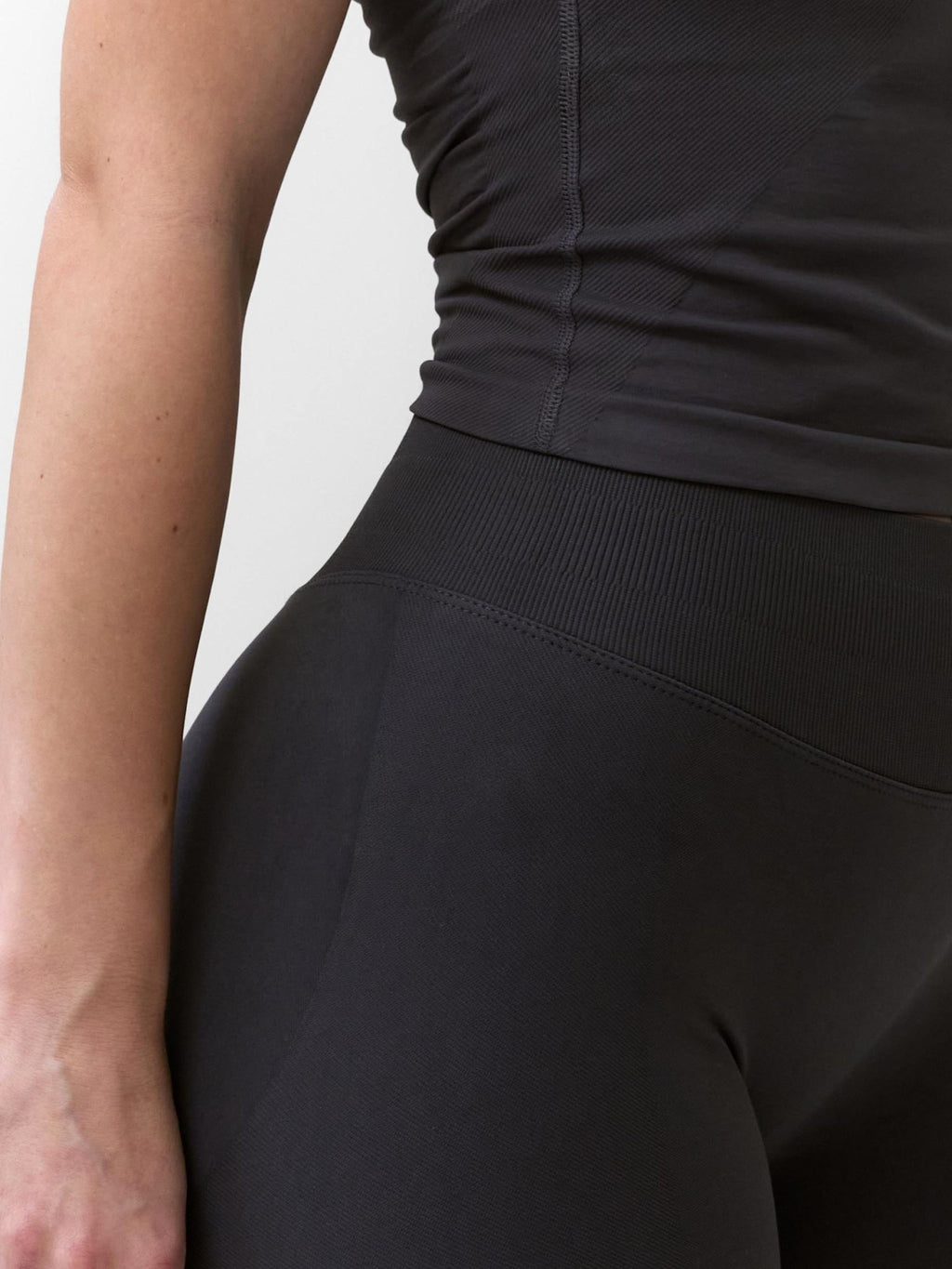 CONTOUR SHORTS
